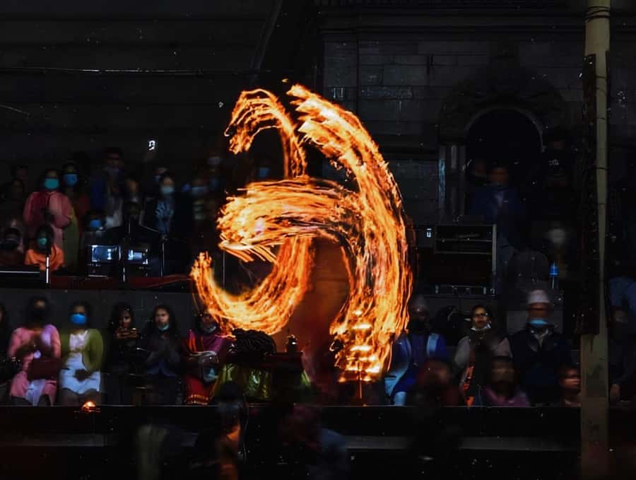 Kathmandu: Pashupatinath Aarati & Cremation Evening Tour - Watching the Aarti ceremony