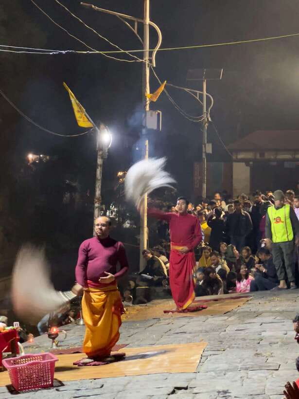 Kathmandu: Pashupatinath Evening Aarati Tour Private/Group - Watching the aarati beside the Bagmati River